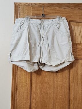 Andrea Jovine Light Cream Roll-Cuff Casual Shorts